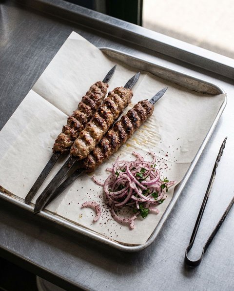 Adana-Spieße mit Sumach-Zwiebeln