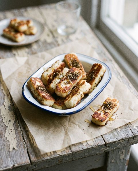 Halloumi-Bissen mit Za'atar und Honig