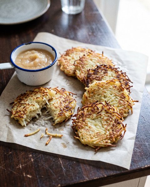 Kartoffelpuffer mit Apfelmus aus der Heißluftfritteuse