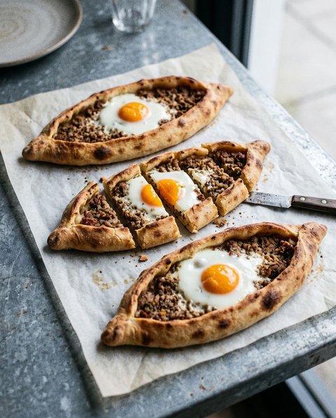 Pide-Schiffchen mit Hackfleisch und Ei