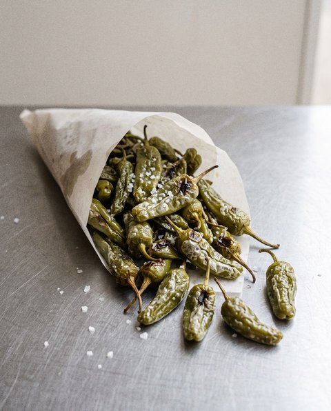 Pimientos de Padrón mit grobem Meersalz