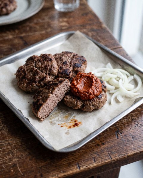 Pljeskavica-Bällchen mit Ajvar