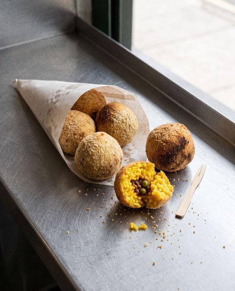 Safran-Reisbällchen mit Ragù-Kern